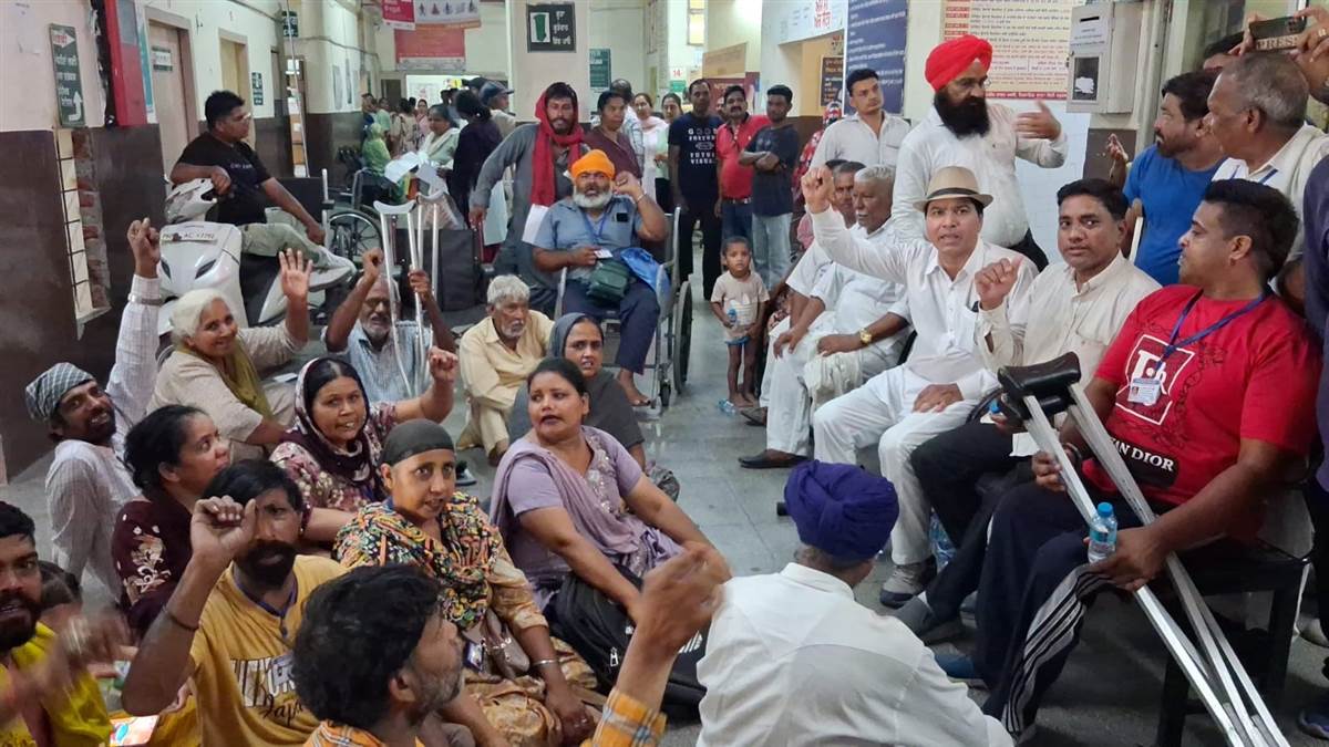 ਦਿਵਿਆਂਗਜਨਾਂ ਨੇ ਲਾਇਆ ਸਿਵਲ ਹਸਪਤਾਲ ਫਗਵਾੜਾ ’ਚ ਧਰਨਾ