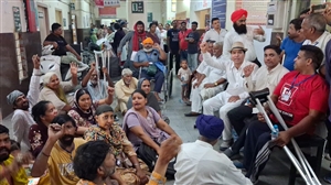 ਦਿਵਿਆਂਗਜਨਾਂ ਨੇ ਲਾਇਆ ਸਿਵਲ ਹਸਪਤਾਲ ਫਗਵਾੜਾ ’ਚ ਧਰਨਾ