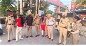 ਰੈਸਟੋਰੈਂਟ ਦੇ ਬਾਹਰ ਗੋਲੀਆਂ ਚਲਾਉਣ ਵਾਲੇ 2 ਨੌਜਵਾਨ ਦੀ ਪੁਲਸ ਨੇ ਰੈਸਟੋਰੈਂਟ ਦੇ ਬਾਹਰ ਕਰਵਾਈ ਪਰੇਡ