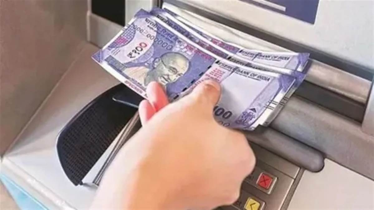 ATM ਤੋਂ ਪੈਸੇ ਕਢਵਾਉਂਦੇ ਸਮੇਂ ਰਹੋ ਸਾਵਧਾਨ, ਠੱਗਾਂ ਨੇ ਲੱਭਿਆ ਚੋਰੀ ਦਾ ਨਵਾਂ ਤਰੀਕਾ; 'ਲੋਹੇ ਦੀ ਪੱਤੀ' ਨਾਲ ਖਾਲੀ ਕਰ ਰਹੇ ਖਾਤਾ