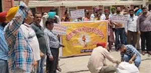 ਨਰੇਗਾ ਕਰਮਚਾਰੀਆਂ ਨੇ ਸਰਕਾਰ ਦੇ ਵਾਅਦਿਆਂ ਦੀ ਪੰਡ ਫੂਕੀ