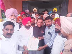 ਲਾਅਰਿਆਂ ਤੋਂ ਅੱਕੇ ਨਰੇਗਾ ਮੁਲਾਜ਼ਮਾਂ ਨੇ ਸਰਕਾਰ ਦੇ ਵਾਅਦਿਆਂ ਦੀ ਸਾੜੀ ਪੰਡ