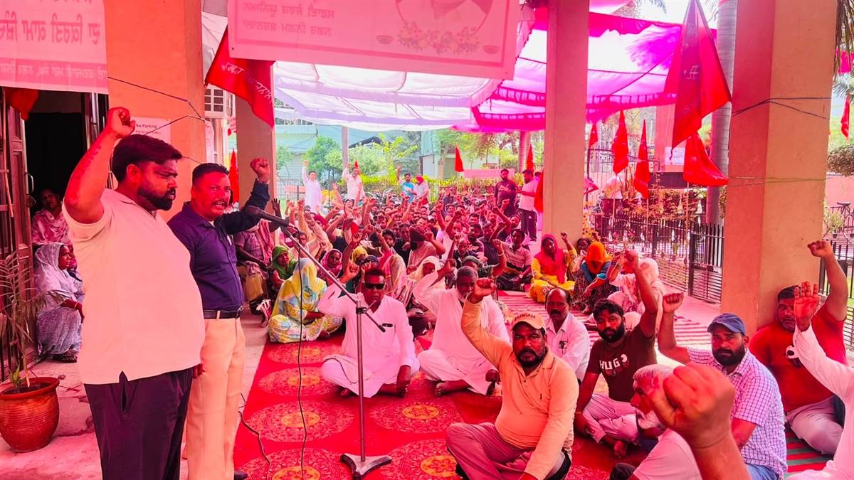 ਸਫ਼ਾਈ ਕਰਮਚਾਰੀਆਂ ਦੀ ਹੜਤਾਲ ਤੀਜੇ ਦਿਨ ਵੀ ਜਾਰੀ; ਨਗਰ ਨਿਗਮ ਦਫ਼ਤਰ ਅੱਗੇ ਜ਼ੋਰਦਾਰ ਨਾਅਰੇਬਾਜ਼ੀ, ਸ਼ਹਿਰ 'ਚ ਸਫ਼ਾਈ ਵਿਵਸਥਾ ਡਗਮਗਾਈ!