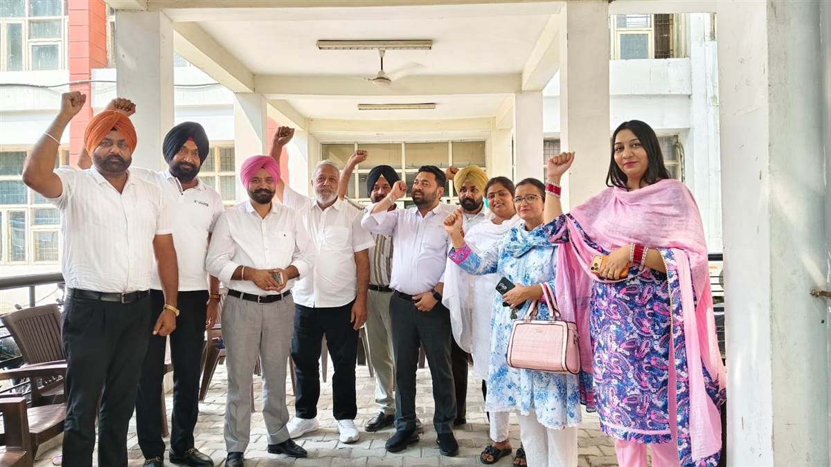 ਵਕੀਲਾਂ ਦੀ ਹੜਤਾਲ ਲਗਾਤਾਰ ਚੌਥੇ ਦਿਨ ਵੀ ਜਾਰੀ; ਅਦਾਲਤੀ ਕੰਮਕਾਜ ਪੂਰੀ ਤਰ੍ਹਾਂ ਠੱਪ, ਦੂਰ-ਦੁਰਾਡਿਓਂ ਆਏ ਲੋਕ ਪਰੇਸ਼ਾਨ!