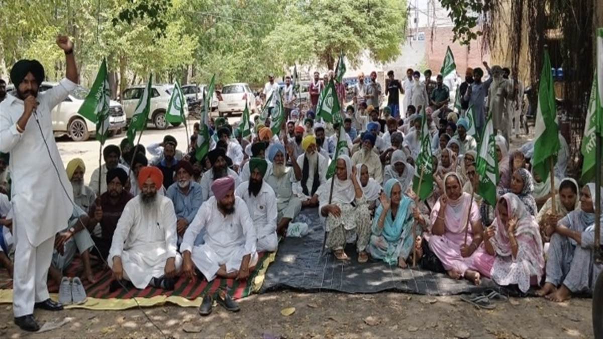 ਮੁਅੱਤਲ ਸਰਪੰਚ ਦੀ ਬਹਾਲੀ ਲਈ ਮਹਿਲ ਕਲਾਂ 'ਚ ਹੰਗਾਮਾ: ਕਿਸਾਨਾਂ, ਪੰਚਾਂ ਤੇ ਪਿੰਡ ਵਾਸੀਆਂ ਨੇ ਬੀਡੀਪੀਓ ਦਫ਼ਤਰ ਘੇਰ ਕੇ ਜਤਾਇਆ ਤਿੱਖਾ ਰੋਸ!