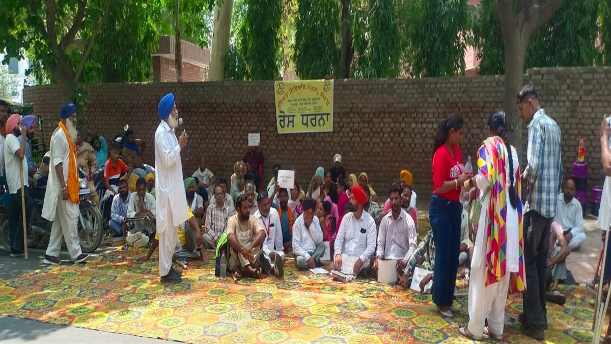 ਦਿਵਿਆਂਗਾਂ ਨੇ ਡਿਪਟੀ ਕਮਿਸ਼ਨਰ ਦਫ਼ਤਰ ਅੱਗੇ ਲਾਇਆ ਧਰਨਾ, ਪੰਜਾਬ ਸਰਕਾਰ ਖ਼ਿਲਾਫ਼ ਕੀਤੀ ਨਾਅਰੇਬਾਜ਼ੀ