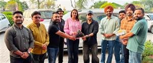 ‘ਯਾਰ ਜਿਗਰੀ ਕਸੂਤੀ ਡਿਗਰੀ’ ਦੀ ਟੀਮ ਬਰਨਾਲਾ ਪੁੱਜੀ, ਐਮਡੀ ਅਨੁਭਵ ਗਰਗ ਨੇ ਕਲਾਕਾਰਾਂ ਦਾ ਕੀਤਾ ਸਵਾਗਤ