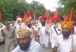 ਅੰਗਰੇਜ਼ੋ ਭਾਰਤ ਛੱਡੋ ਅੰਦੋਲਨ ਦੀ ਤਰਜ਼ ‘ਤੇ ਕਿਸਾਨਾਂ ਵੱਲੋਂ ਗ੍ਰਿਫਤਾਰੀਆ ਦੀ ਪੇਸ਼ਕਸ਼