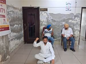 ਸੀਵਰੇਜ ਜਾਮ ਦੀ ਸਮੱਸਿਆ ਤੋਂ ਪਰੇਸ਼ਾਨ ਕੌਂਸਲਰ ਨੇ ਲਾਇਆ ਧਰਨਾ