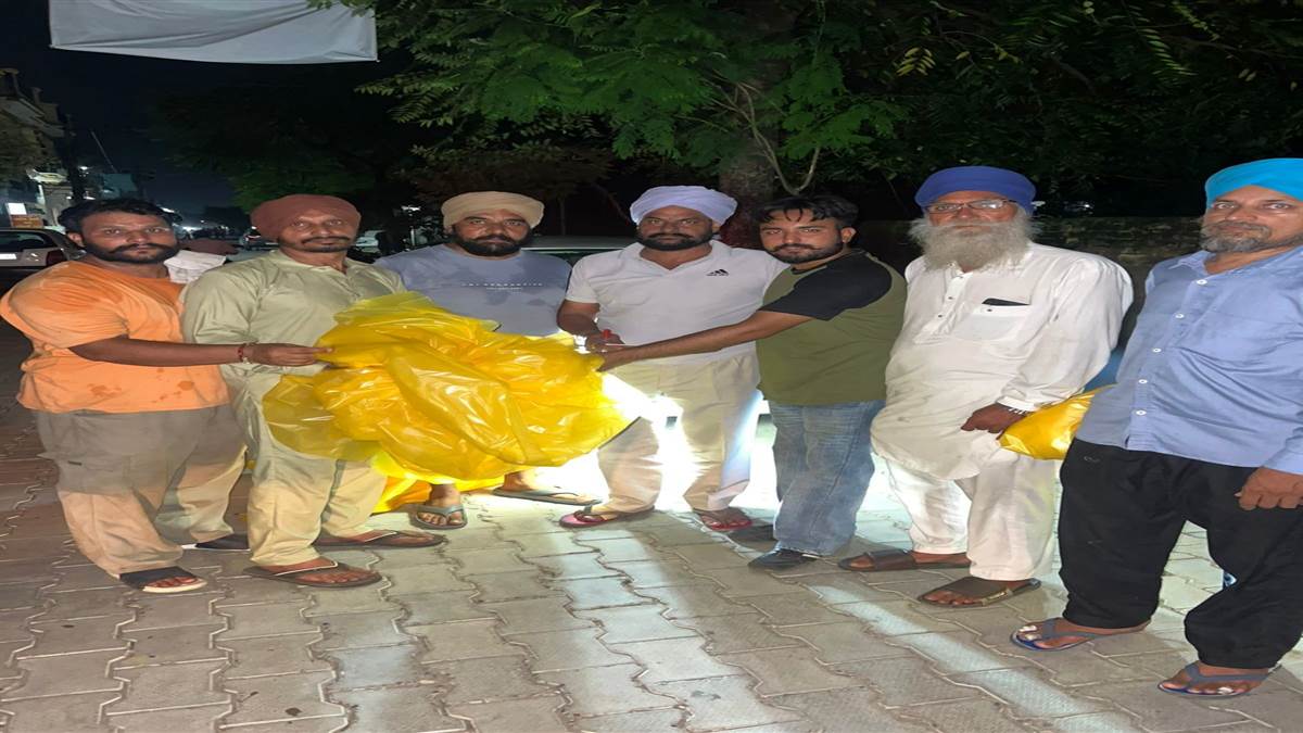 ਹੜ੍ਹ ਪੀੜਤਾਂ ਦੀ ਮਦਦ ਲਈ ਵੰਡੀਆ ਤ੍ਰਿਪਾਲਾਂ