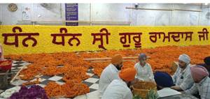 ਪਹਿਲੇ ਪ੍ਰਕਾਸ਼ ਪੁਰਬ ਮੌਕੇ ਹਰਿਮੰਦਰ ਸਾਹਿਬ ’ਚ ਪੰਜ ਟਰੱਕ ਫੁੱਲਾਂ ਨਾਲ ਹੋਵੇਗੀ ਸਜਾਵਟ, ਦੇਸ਼-ਵਿਦੇਸ਼ ਤੋਂ 60 ਕਿਸਮਾਂ ਦੇ ਫੁੱਲ ਪੁੱਜੇ