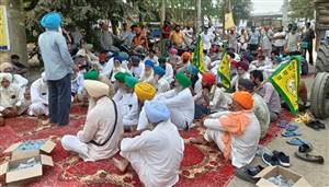 ਝੋਨੇ ’ਤੇ ਕੱਟ ਲਗਾਉਣ ਦੇ ਵਿਰੋਧ ’ਚ ਕਿਸਾਨਾਂ ਨੇ ਐੱਸਡੀਐੱਮ ਦਫ਼ਤਰ ਦਾ ਕੀਤਾ ਘਿਰਾਓ