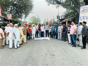 ਮੁੱਖ ਚੋਣ ਕਮਿਸ਼ਨਰ ਦੇ ਅਸਤੀਫੇ ਦੀ ਮੰਗ ਨੂੰ ਲੈ ਕੇ ਕਾਂਗਰਸੀ ਵਰਕਰਾਂ ਨੇ ਪੁਤਲਾ ਫੂਕਿਆ