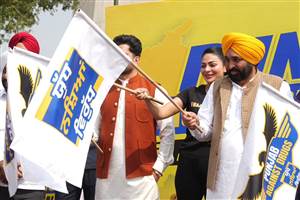 ਨਸ਼ਿਆਂ ਵਿਰੁੱਧ ਜੰਗ ਦੇ ਆਖ਼ਰੀ ਫੇਜ਼ ਦਾ ਆਗਾਜ਼! ਫ਼ਤਹਿ ਬੁਰਜ ਤੋਂ CM ਮਾਨ ਨੇ 23 ਜ਼ਿਲ੍ਹਿਆਂ ਲਈ ਬਾਈਕ ਰੈਲੀ ਨੂੰ ਦਿਖਾਈ ਹਰੀ ਝੰਡੀ