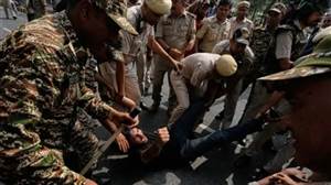 ਦਿੱਲੀ 'ਚ CEC ਖ਼ਿਲਾਫ਼ ਪ੍ਰਦਰਸ਼ਨ ਦੌਰਾਨ ਭਾਰੀ ਹੰਗਾਮਾ : ਪੁਲਿਸ 'ਤੇ ਪਥਰਾਅ ਨਾਲ 2 ਮੁਲਾਜ਼ਮ ਜ਼ਖ਼ਮੀ, 500 ਤੋਂ ਵੱਧ ਪ੍ਰਦਰਸ਼ਨਕਾਰੀ ਹਿਰਾਸਤ 'ਚ