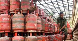 LPG ਸਿਲੰਡਰ ਲੈਣ ਵਾਲੇ ਸਾਵਧਾਨ! e-KYC ਨਾ ਕਰਵਾਉਣ ਵਾਲੇ ਖਪਤਕਾਰਾਂ ਨੂੰ ਲੱਗਿਆ ਵੱਡਾ ਝਟਕਾ; ਜਾਣੋ ਪੂਰੀ ਖ਼ਬਰ