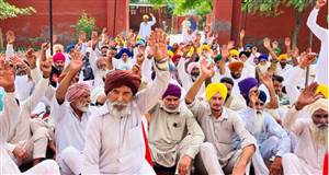 Barnala Crime : ਨੂੰਹ ਤੇ ਪੋਤਿਆਂ ਵੱਲੋਂ ਬਜ਼ੁਰਗ ਔਰਤ ਦੀ ਕੁੱਟਮਾਰ, ਬੀਕੇਯੂ ਆਗੂਆਂ ਨੇ ਇਨਸਾਫ਼ ਲਈ ਥਾਣੇ ਅੱਗੇ ਲਾਇਆ ਧਰਨਾ
