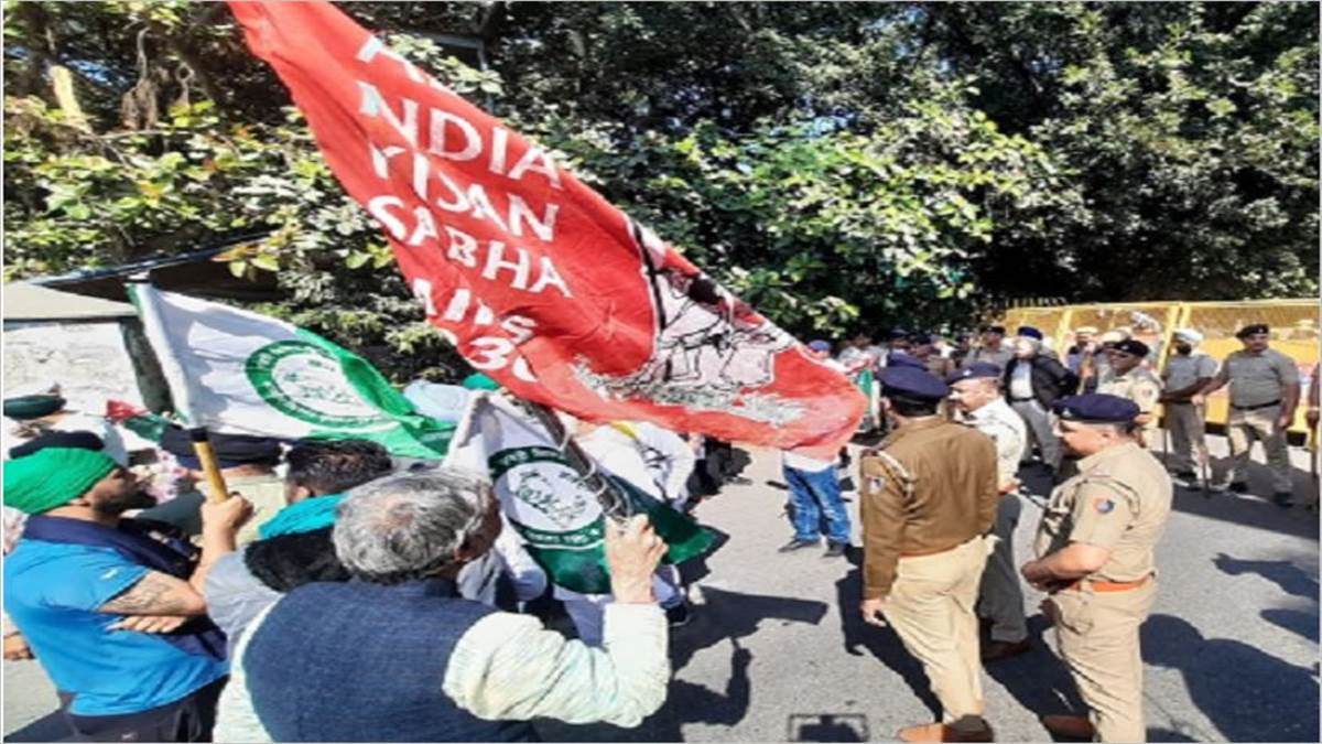 PU ਜਾਂਦੇ ਕਿਸਾਨ ਪੁਲਿਸ ਨੇ ਚੰਡੀਗੜ੍ਹ-ਮੋਹਾਲੀ ਬਾਰਡਰ 'ਤੇ ਰੋਕੇ, ਲੱਗਿਆਂ ਲੰਬਾ ਜਾਮ; ਯਾਤਰੀਆਂ ਨੂੰ ਲਾਈਵ ਟ੍ਰੈਫਿਕ ਐਪਸ ਵਰਤਣ ਦੀ ਸਲਾਹ