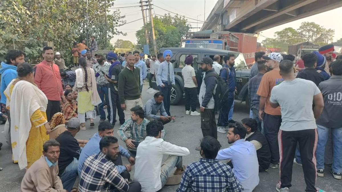 Ludhiana News : ਸਕੂਲ ਬੱਸ ਡਰਾਈਵਰ ਦੀ ਗ੍ਰਿਫ਼ਤਾਰੀ ਦੀ ਮੰਗ ਕਰਦਿਆਂ ਮ੍ਰਿਤਕ ਦੇ ਪਰਿਵਾਰ ਵਾਲਿਆਂ ਦਿੱਤਾ ਧਰਨਾ