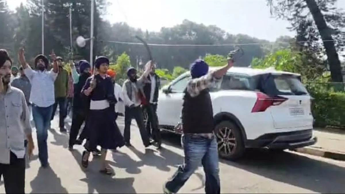 ਸੈਨੇਟ ਵਿਵਾਦ ਨੂੰ ਲੈ ਕੇ ਵਿਦਿਆਰਥੀਆਂ ਦਾ ਵਿਰੋਧ ਪ੍ਰਦਰਸ਼ਨ, ਚੰਡੀਗੜ੍ਹ ਪਹੁੰਚੇ ਪ੍ਰਦਰਸ਼ਨਕਾਰੀ, ਲਹਿਰਾਈਆਂ ਤਲਵਾਰਾਂ, ਮਾਹੌਲ ਤਣਾਅਪੂਰਨ