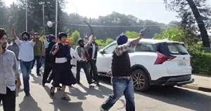 ਸੈਨੇਟ ਵਿਵਾਦ ਨੂੰ ਲੈ ਕੇ ਵਿਦਿਆਰਥੀਆਂ ਦਾ ਵਿਰੋਧ ਪ੍ਰਦਰਸ਼ਨ, ਚੰਡੀਗੜ੍ਹ ਪਹੁੰਚੇ ਪ੍ਰਦਰਸ਼ਨਕਾਰੀ, ਲਹਿਰਾਈਆਂ ਤਲਵਾਰਾਂ, ਮਾਹੌਲ ਤਣਾਅਪੂਰਨ