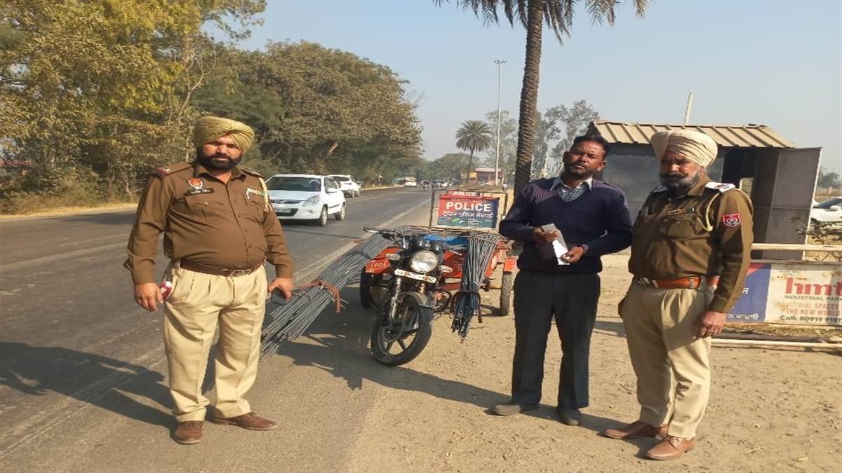 ਟ੍ਰੈਫਿਕ ਪੁਲਿਸ ਹੰਡੇਸਰਾ ਵੱਲੋਂ ਜੁਗਾੜੂ ਰੇਹੜੀਆਂ ਦੇ ਚਾਲਾਨ