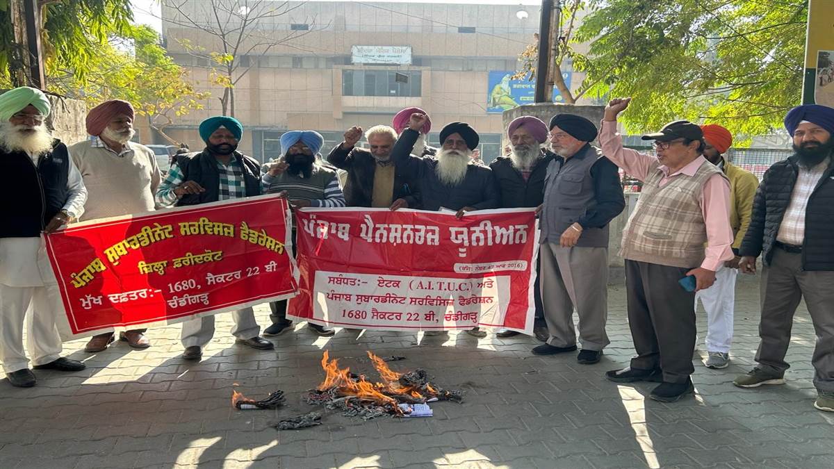 ਪੰਜਾਬ ਪੈਨਸ਼ਨਰਜ਼ ਨੇ ਲੋਕ ਵਿਰੋਧੀ ਪੱਤਰਾਂ ਦੀਆਂ ਕਾਪੀਆਂ ਸਾੜੀਆਂ