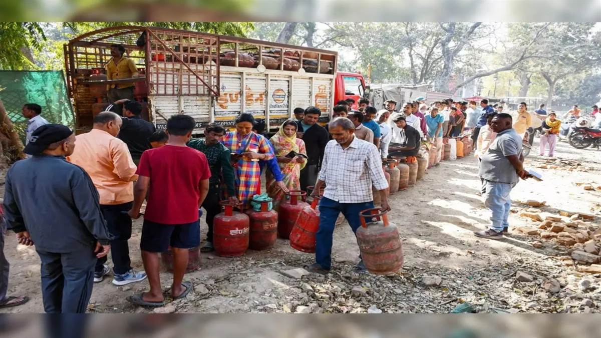 ਘਰੇਲੂ ਸੁਆਣੀਆਂ ਤੇ ਵਪਾਰੀਆਂ ਲਈ ਮੁਸ਼ਕਲ ਬਣੀ ਗੈਸ ਸਿਲੰਡਰਾਂ ਦੀ ਸਪਲਾਈ ’ਚ ਕਮੀ