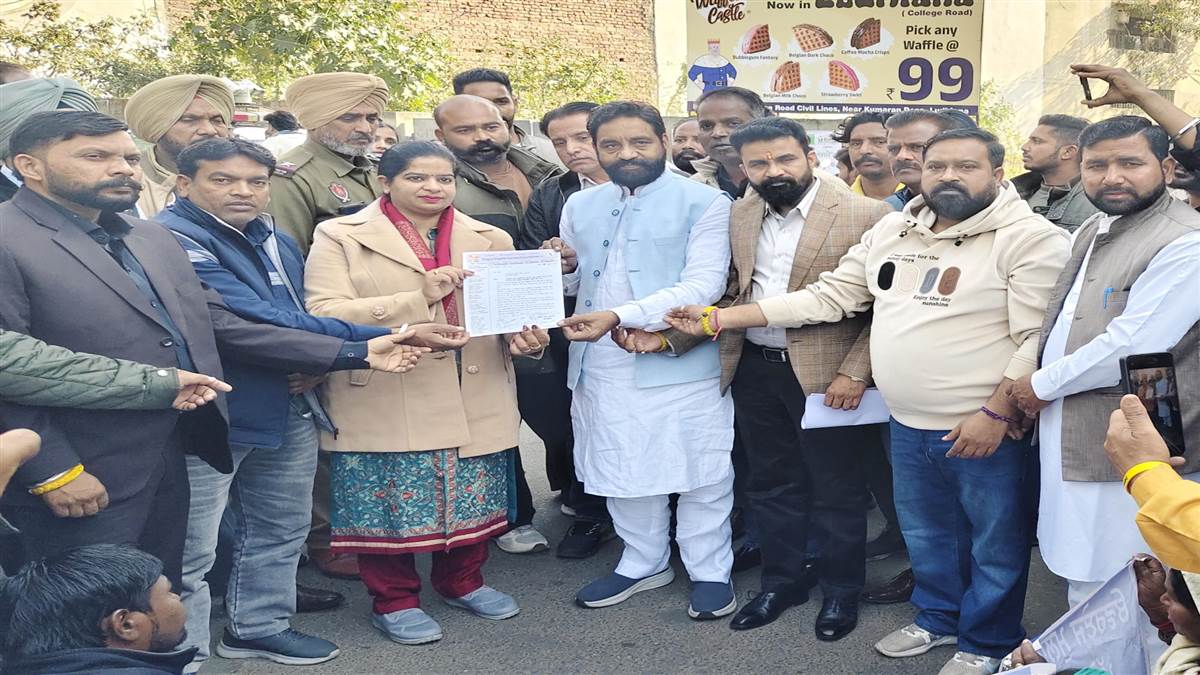 ਮੇਅਰ ਦੇ ਨਿਵਾਸ ਮੂਹਰੇ ਕਰਮਚਾਰੀ ਯੂਨੀਅਨ ਵੱਲੋਂ ਰੋਸ ਮੁਜ਼ਾਹਰਾ