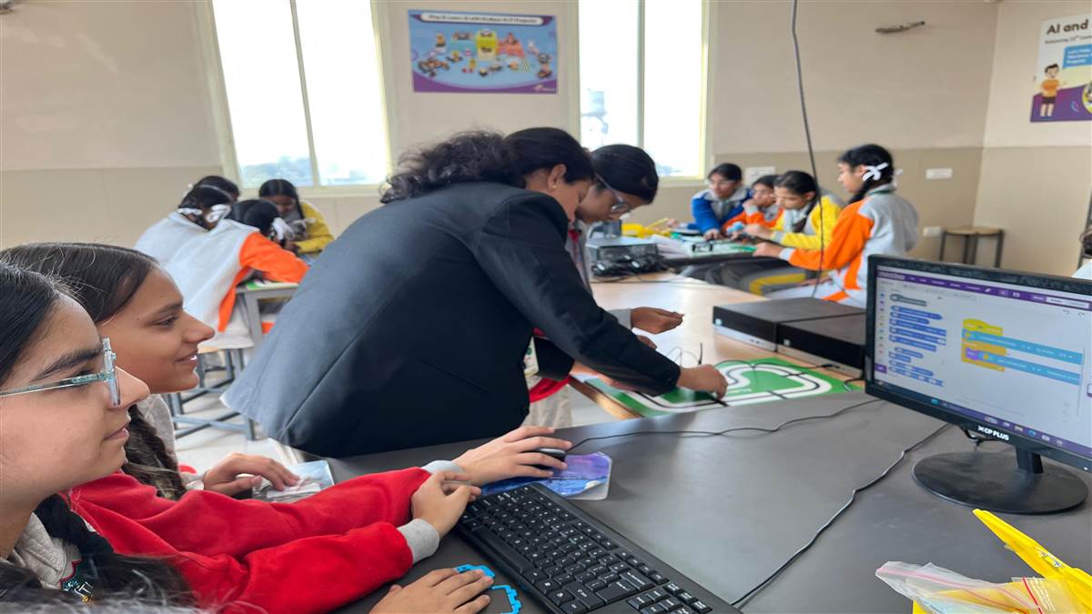 ਵਿਦਿਆਰਥੀਆਂ ਨੇ ਰੋਬੋਟਿਕਸ ਲੈਬ ’ਚ ਕੁਆਰਕ਼ੀ ਇਨੋਵੇਟਿਵ ਕਿੱਟ ਦੀ ਕੀਤੀ ਵਰਤੋਂ