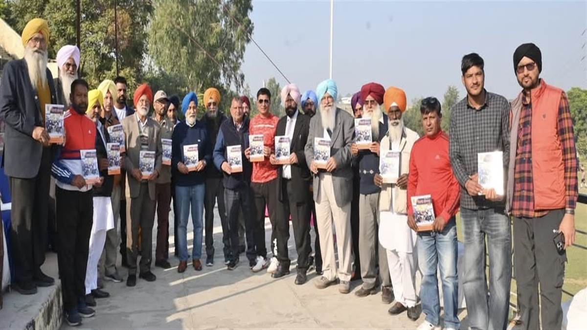 ਫੁੱਟਬਾਲ ਟੂਰਨਾਮੈਂਟ ਦਾ ਸੋਵੀਨਾਰ ਪੰਜਾਬੀ ਫੁੱਟਬਾਲ ਲੋਕ ਅਰਪਣ