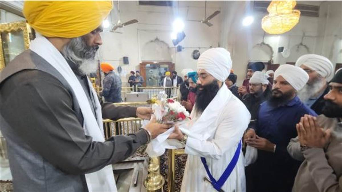Amritsar News : ਭਾਈ ਹਰਿੰਦਰ ਸਿੰਘ ਨੇ ਭੁਗਤੀ ਧਾਰਮਿਕ ਸਜ਼ਾ, ਸ੍ਰੀ ਦਰਬਾਰ ਸਾਹਿਬ ਵਿਖੇ ਝੂਠੇ ਭਾਂਡੇ ਤੇ ਸੰਗਤ ਦੇ ਜੁੱਤੇ ਕੀਤੇ ਸਾਫ਼