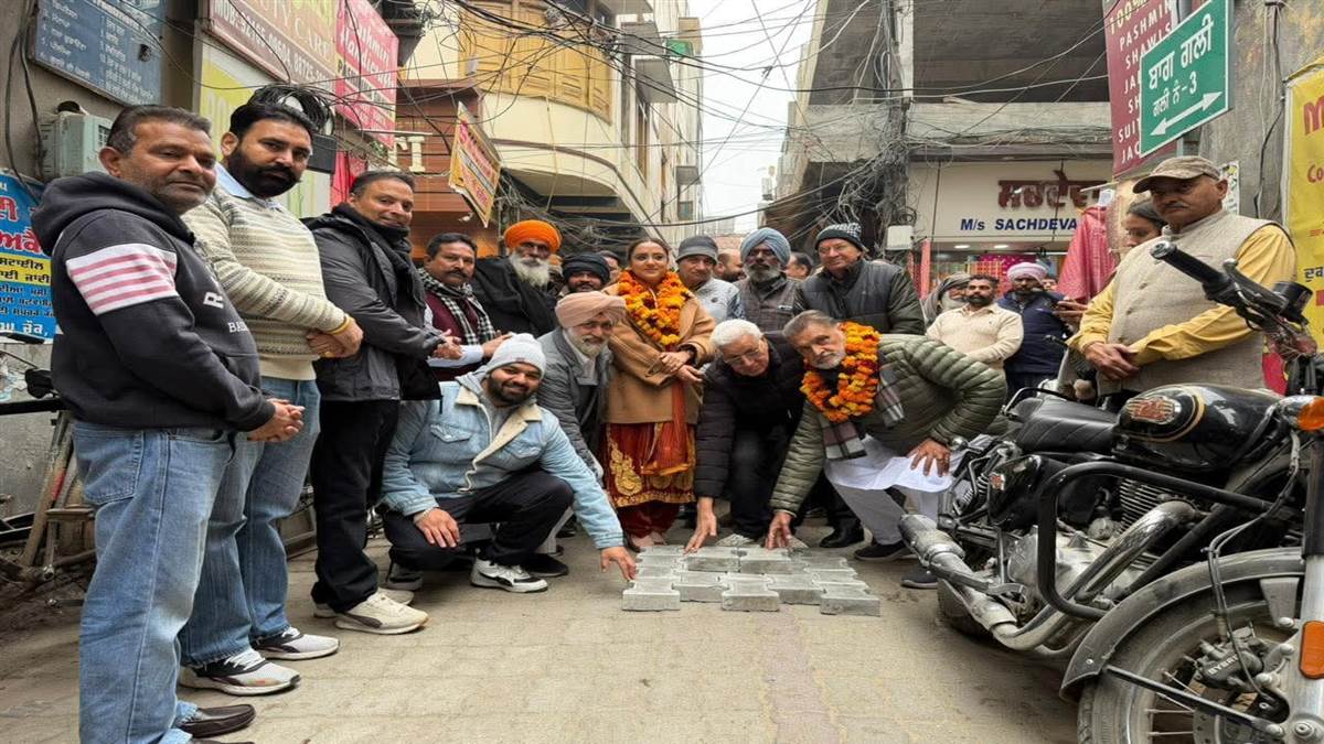 ਸੜਕ ਦੇ ਸੁੰਦਰੀਕਰਨ ਦਾ ਕੰਮ ਸ਼ੁਰੂ ਕਰਵਾਇਆ