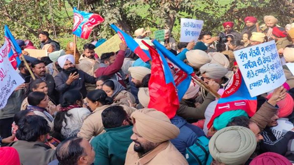 Sangrur News : 'ਰੁਜ਼ਗਾਰ ਦੀ ਲੋਹੜੀ' ਮੰਗਣ ਗਏ ਬੇਰੁਜ਼ਗਾਰਾਂ ਨਾਲ ਧੱਕਾ-ਮੁੱਕੀ, ਮੋਰਚਾ 18 ਦਿਨਾਂ ਤੋਂ ਹੱਡ ਚੀਰਵੀਂ ਠੰਢ ’ਚ ਜਾਰੀ