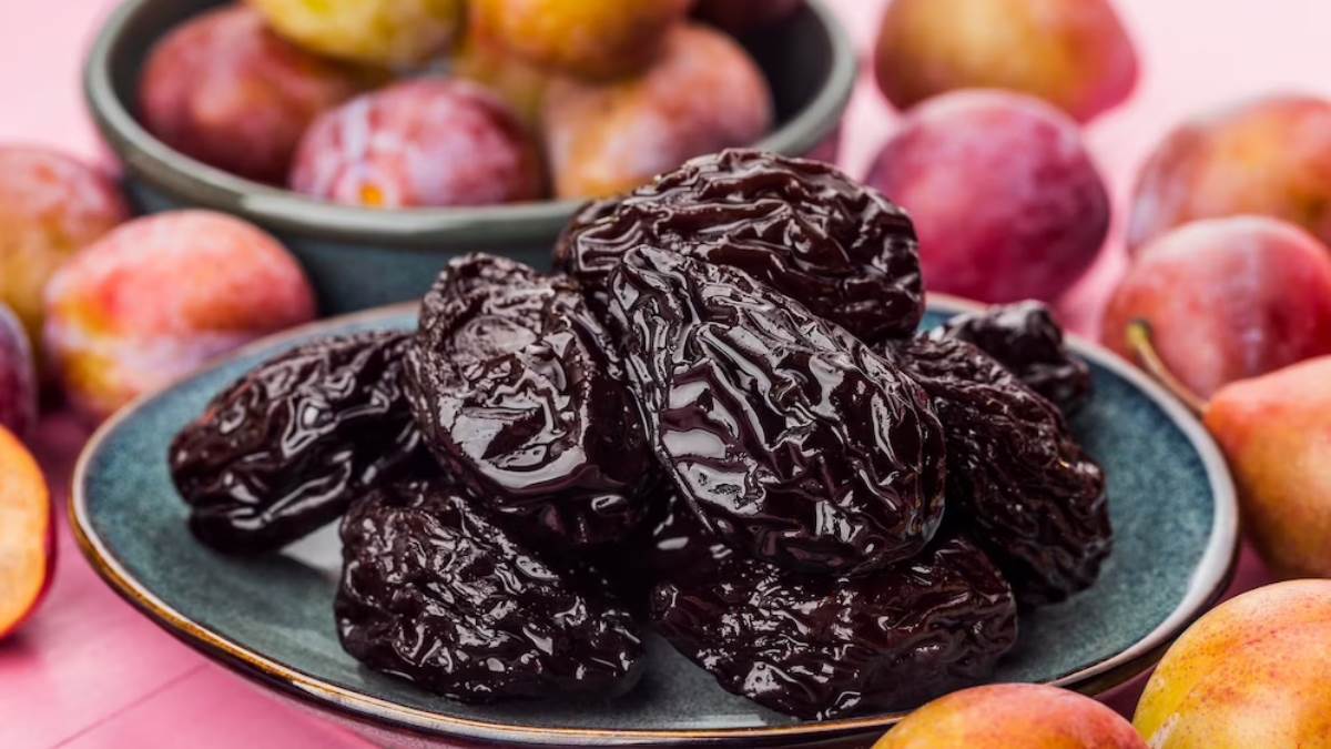 Prunes Benefits ਹੱਡੀਆਂ ਲਈ ਸੁਪਰਫੂਡ ਹੈ ਸੁੱਕਾ ਆਲੂਬੁਖਾਰਾ, ਆਸਟੀਓਪੋਰੋਸਿਸ ਤੇ