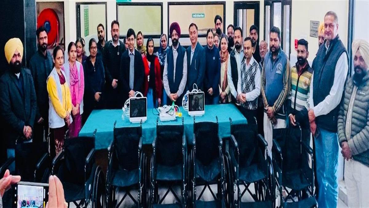 ਟਰਾਈਡੈਂਟ ਗਰੁੱਪ ਵੱਲੋਂ ਹਸਪਤਾਲ ਨੂੰ ਵੀਲ੍ਹ ਚੇਅਰ, ਮਲਟੀ-ਪੈਰਾ ਮਾਨੀਟਰ ਤੇ ਈਸੀਜੀ ਭੇਟ