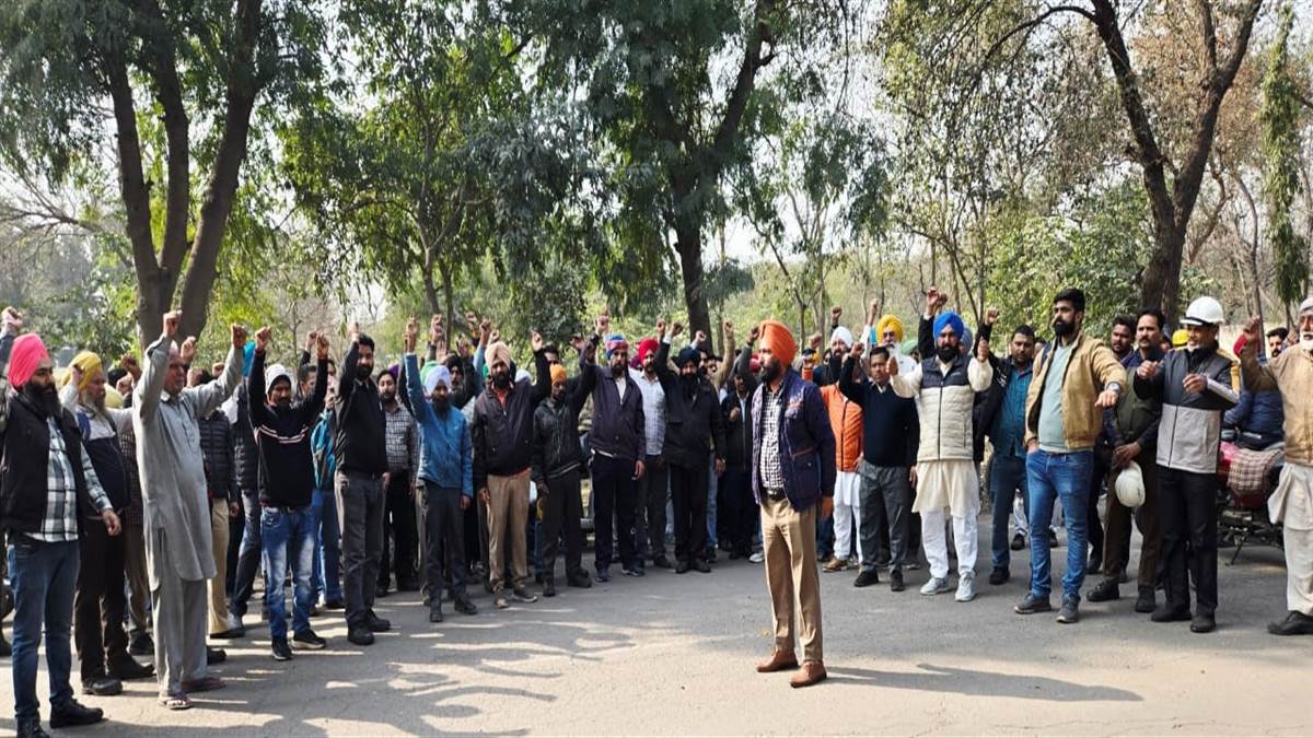 ਅੱਜ ਦੀ ਹੜਤਾਲ ’ਚ ਸ਼ਾਮਲ ਹੋਣ ਲਈ ਥਰਮਲ ਮੁਲਾਜ਼ਮਾਂ ਨੇ ਕੱਢੀ ਰੈਲੀ
