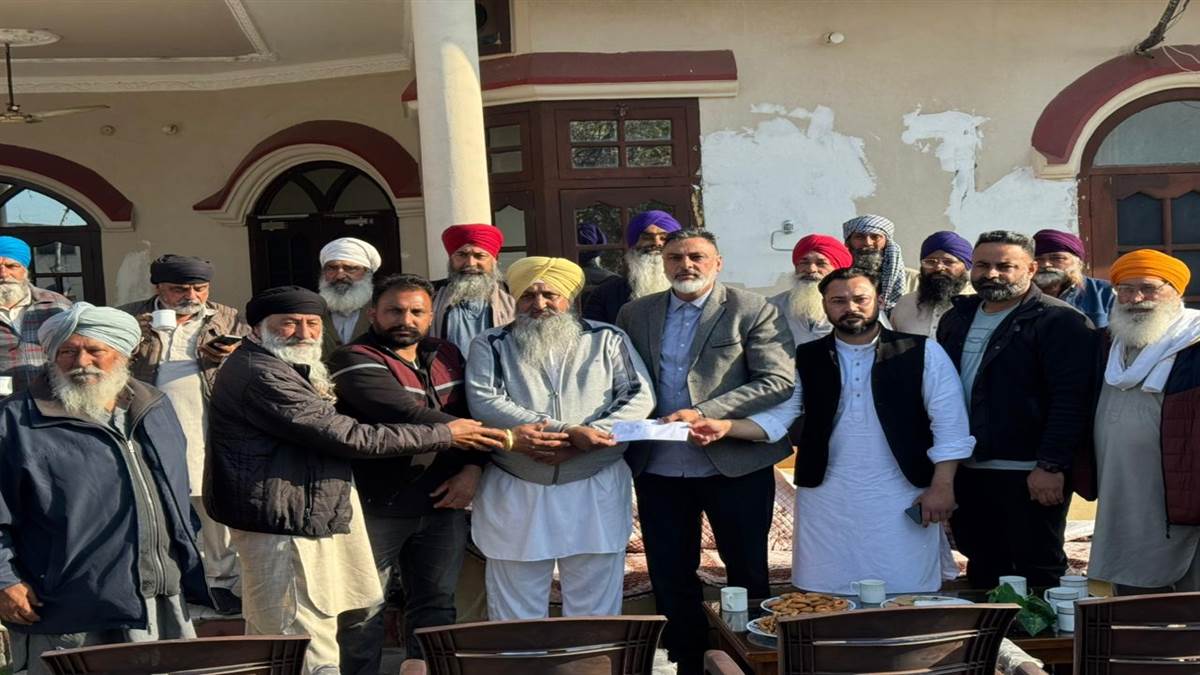 ਹਲਕਾ ਇੰਚਾਰਜ ਪੰਡੋਰੀ ਨੇ ਸੌਂਪੇ ਗ੍ਰਾਂਟਾਂ ਦੇ ਚੈੱਕ