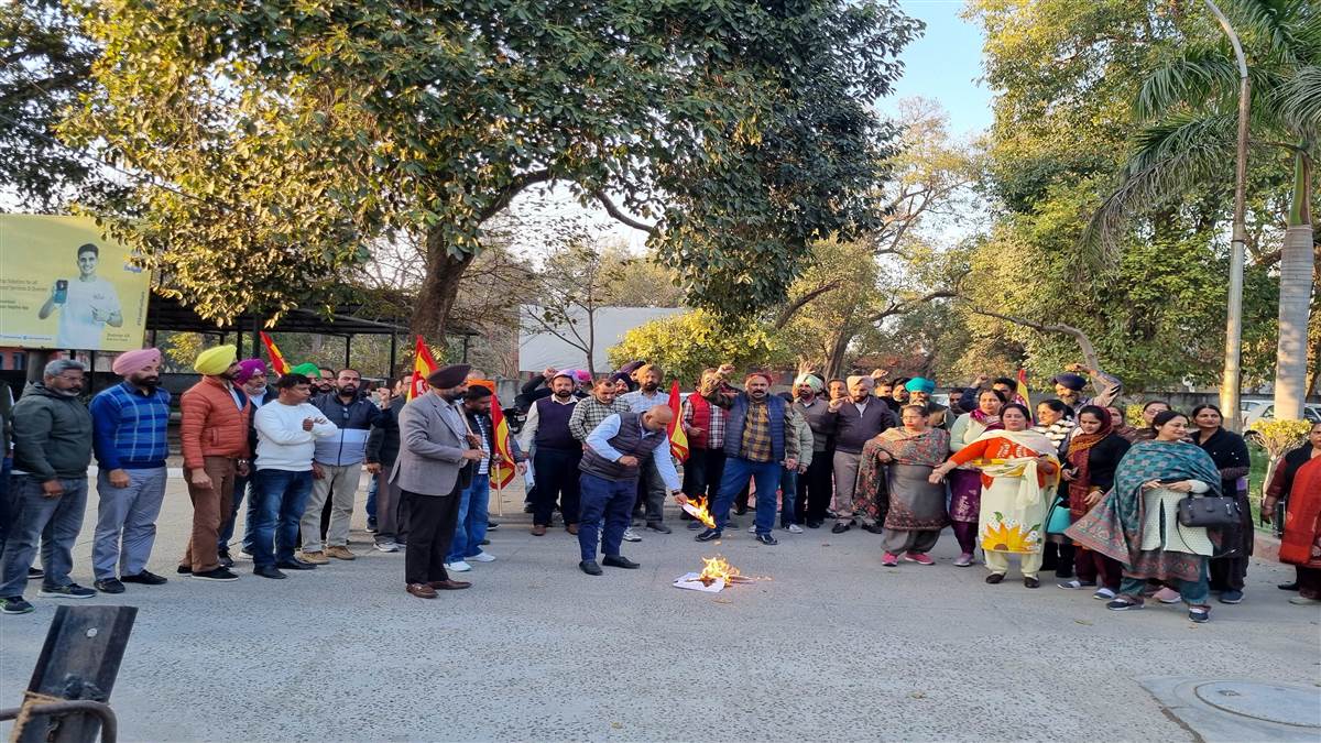 ਅਧਿਆਪਕਾਂ ਵੱਲੋਂ ਟੈੱਟ ਦੇ ਬੇਲੋੜੇ ਪੱਤਰ ਦੀਆਂ ਕਾਪੀਆਂ ਸਾੜਕੇ ਕੀਤਾ ਰੋਸ ਪ੍ਰਦਰਸ਼ਨ