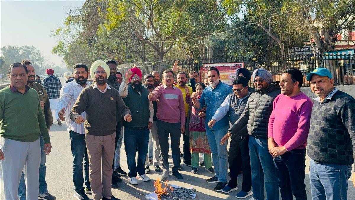 ਡਿਪਟੀ ਕਮਿਸ਼ਨਰ ਦਫ਼ਤਰ ਵਿਖੇ ਟੈੱਟ ਦੇ ਪੱਤਰਾਂ ਦੀਆਂ ਕਾਪੀਆਂ ਸਾੜੀਆਂ