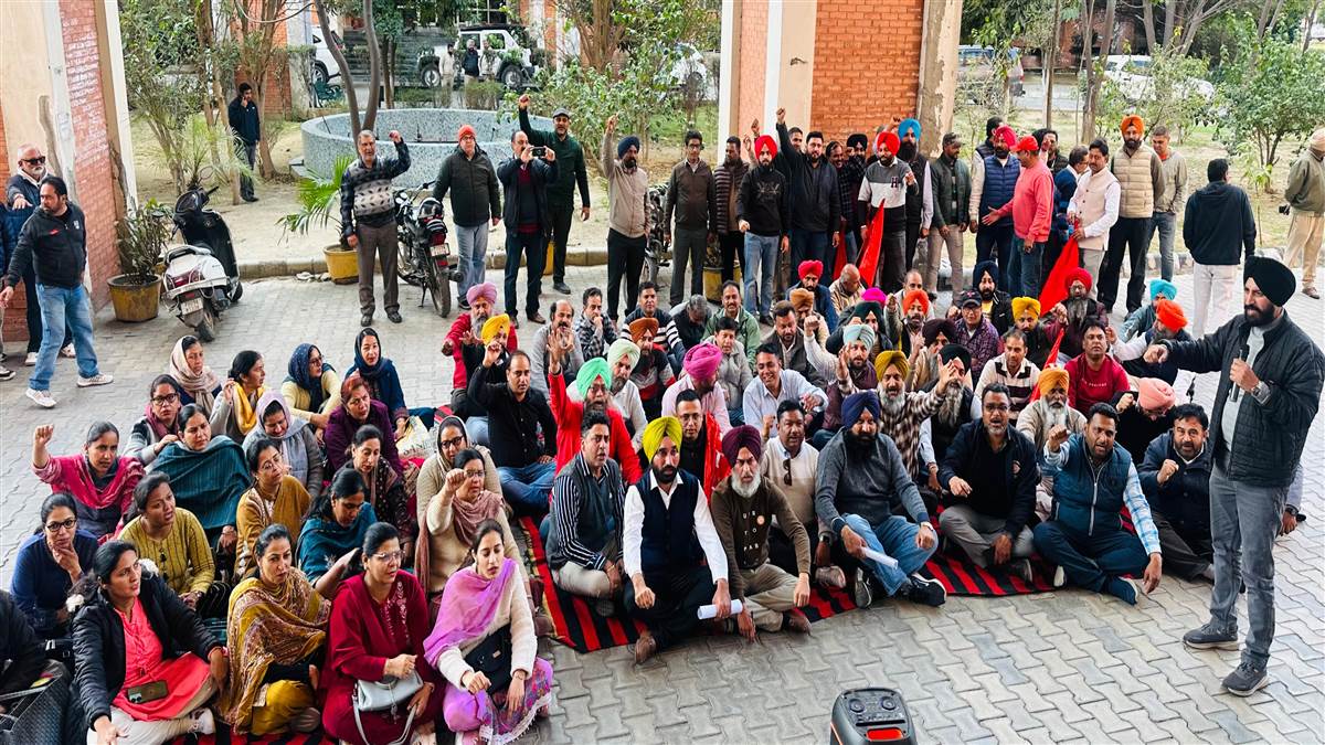 ਨੌਕਰੀ ਕਰਦੇ ਅਧਿਆਪਕਾਂ ਉਪਰ ਟੈੱਟ ਦੀ ਸ਼ਰਤ ਲਾਗੂ ਕਰਨ ਵਿਰੁੱਧ ਜਥੇਬੰਦੀਆਂ ਵੱਲੋਂ ਪ੍ਰਦਰਸ਼ਨ