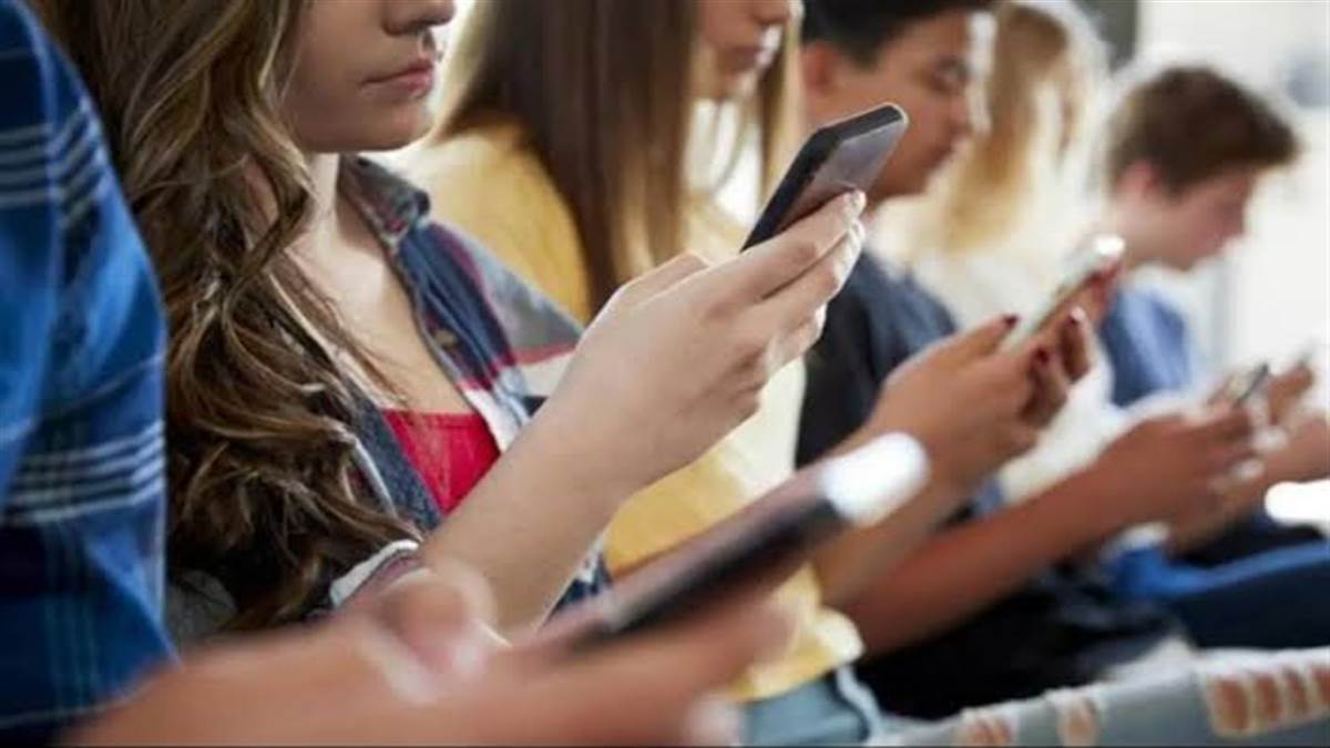 ਇਸ ਦੌਰਾਨ ਫੋਨ ਤੋਂ ਦੂਰੀ ਬਣਾਈ ਜਾਵੇ। ਨੀਂਦ ਤੋਂ ਘੱਟੋ-ਘੱਟ ਇਕ ਘੰਟਾ ਪਹਿਲਾਂ ਫੋਨ ਜਾਂ ਲੈਪਟਾਪ ਦੀ ਵਰਤੋਂ ਤੋਂ ਗੁਰੇਜ਼ ਕਰਨਾ ਚਾਹੀਦਾ ਹੈ। ਕੋਸ਼ਿਸ਼ ਕਰੋ ਕਿ ਫੋਨ ਨੂੰ ਛੱਡ ਕੇ ਕੋਈ ਵੀ ਕਿਤਾਬ ਸੌਣ ਤੋਂ ਪਹਿਲਾਂ ਜ਼ਰੂਰ ਪੜ੍ਹੀ ਜਾਵੇ। ਅੱਜ-ਕੱਲ੍ਹ ਦੇ ਸਮੇਂ ਵਿਚ ਆਮ ਦੇਖਦੇ ਹਾਂ ਕਿ ਔਰਤਾਂ ਪ੍ਰੈਗਨੈਂਸੀ ਦੌਰਾਨ ਵੀ ਮੋਬਾਈਲ ਫੋਨ, ਲੈਪਟਾਪ ਜਾਂ ਟੀਵੀ ’ਤੇ ਬਹੁਤ ਜ਼ਿਆਦਾ ਸਮਾਂ ਬਿਤਾਉਂਦੀਆਂ ਹਨ।