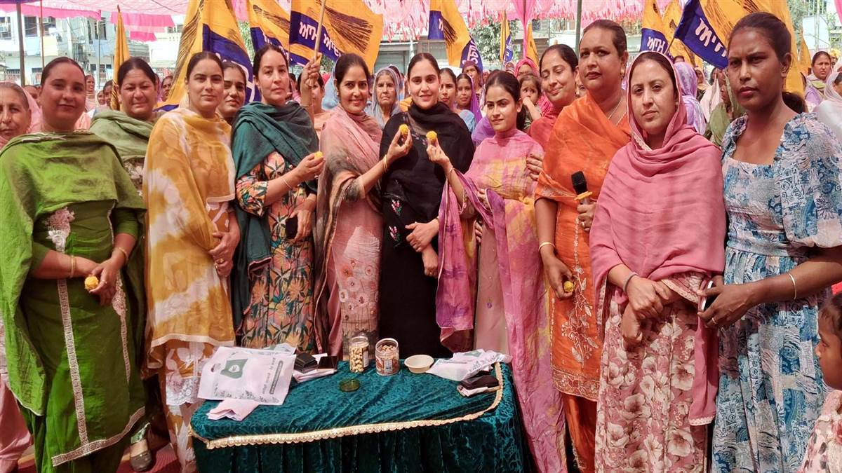 ਔਰਤਾਂ ਨੂੰ ਵਿੱਤੀ ਸਹਾਇਤਾ ਦੇਣ ਦੀ ਖੁਸ਼ੀ ’ਚ ਵੰਡੀ ਮਠਿਆਈ