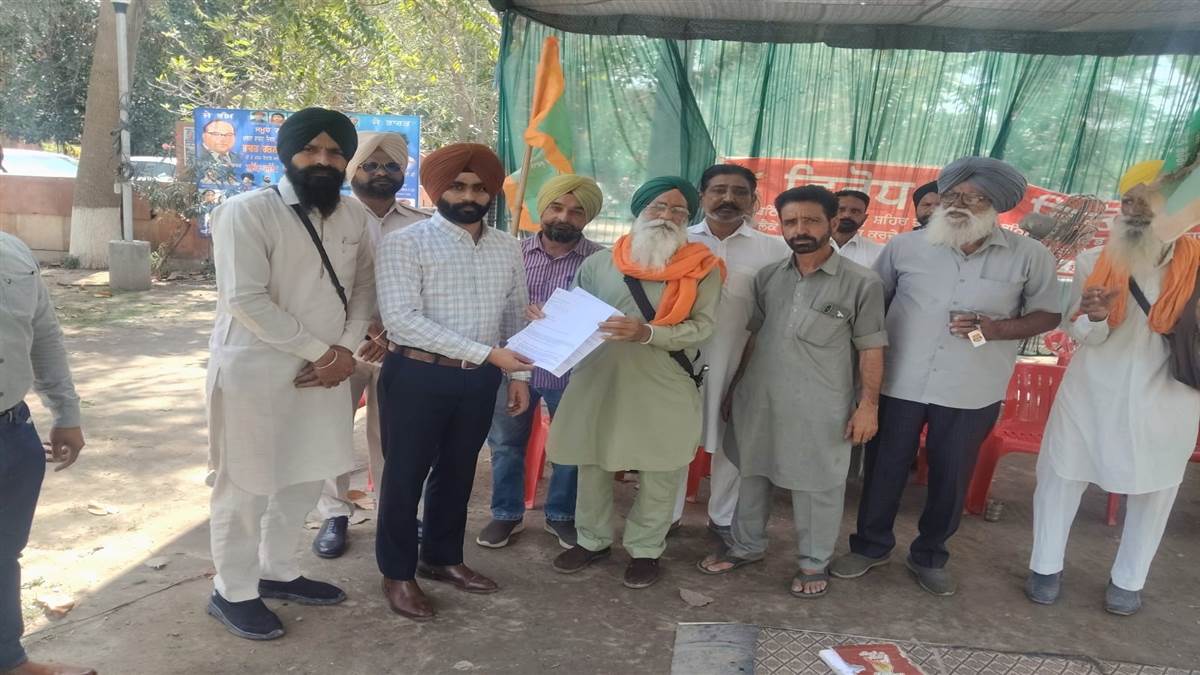 ਆਜ਼ਾਦ ਕਿਸਾਨ ਮੋਰਚਾ ਵੱਲੋਂ ਨਾਇਬ ਤਹਿਸੀਲਦਾਰ ਰਾਹੀਂ ਰਾਸ਼ਟਰਪਤੀ ਨੂੰ ਮੰਗ-ਪੱਤਰ