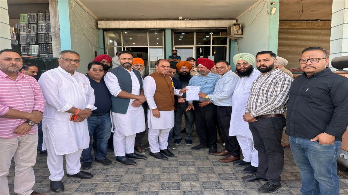 ਸਬਜ਼ੀ ਮੰਡੀ ਦੇ ਮਾੜੇ ਹਾਲਾਤਾਂ ਨੂੰ ਲੈ ਕੇ ਦਿੱਤਾ ਮੰਗ ਪੱਤਰ