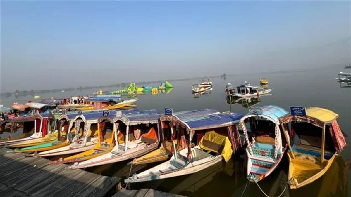 ਖ਼ਤਰੇ 'ਚ ਡਲ ਝੀਲ! 13 ਸਾਲਾਂ 'ਚ 10 ਫ਼ੀਸਦੀ ਤੋਂ ਵੱਧ ਘਟਿਆ ਪਾਣੀ ਦਾ ਖੇਤਰ, CAG ਦੀ ਰਿਪੋਰਟ ਨੇ ਵਧਾਈ ਚਿੰਤਾ