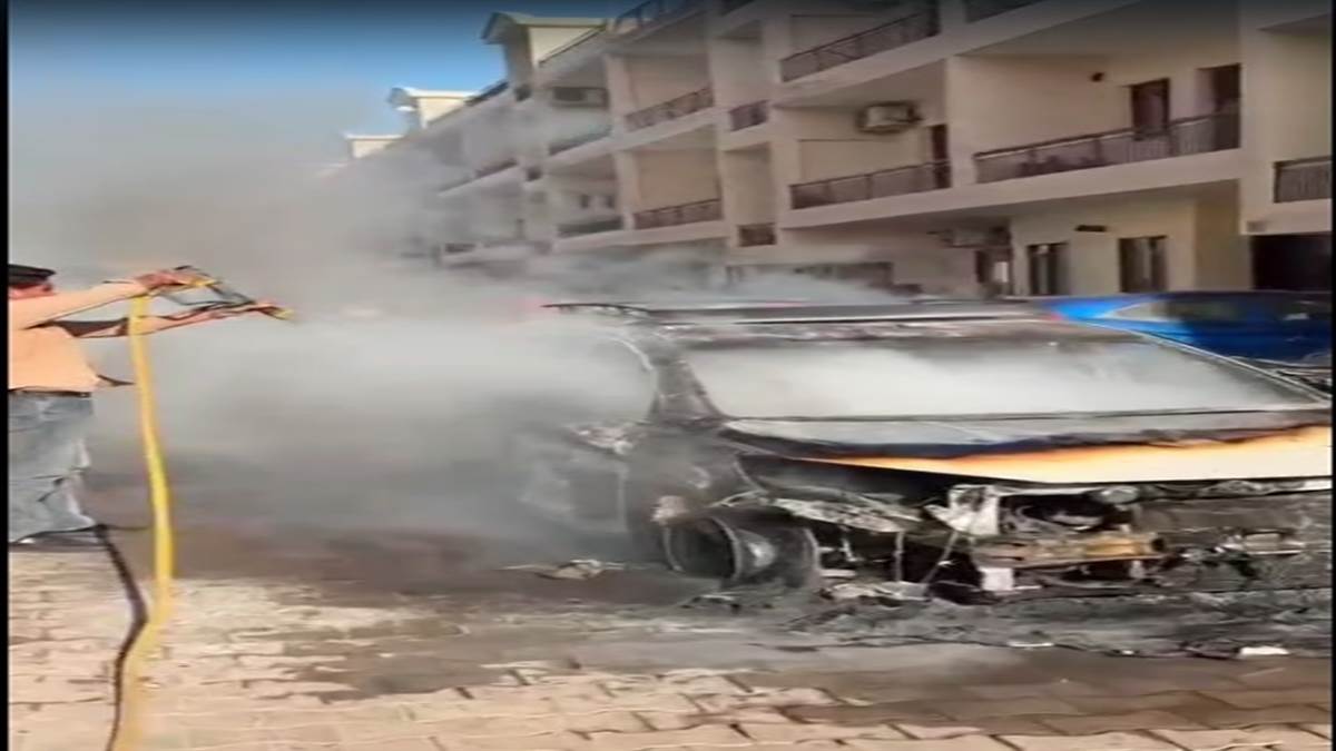 Video : ਮੌਤ ਦੇ ਮੂੰਹ 'ਚੋਂ ਨਿਕਲਿਆ ਟੈਕਸੀ ਚਾਲਕ: ਸਵਾਰੀਆਂ ਦੇ ਉਤਰਦੇ ਹੀ ਗੱਡੀ ਨੂੰ ਲੱਗੀ ਭਿਆਨਕ ਅੱਗ, ਖਰੜ 'ਚ ਮਚੀ ਹਾਹਾਕਾਰ