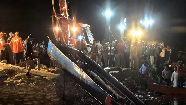 ਮਥੁਰਾ ਹਾਦਸਾ: 9 ਘੰਟੇ ਬਾਅਦ ਯਮੁਨਾ 'ਚੋਂ ਕੱਢੀ ਮੋਟਰਬੋਟ, 40 KM ਹਵਾ ਦੀ ਰਫ਼ਤਾਰ 'ਚ ਕੀਤੀ ਮਨਮਾਨੀ; ਪੁਲਿਸ ਹਿਰਾਸਤ 'ਚ ਚਾਲਕ