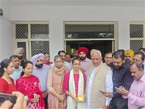 ਕੈਬਨਿਟ ਮੰਤਰੀ ਬਰਿੰਦਰ ਗੋਇਲ ਵੱਲੋਂ ਹੋਣਹਾਰ ਵਿਦਿਆਰਥਣ ਜਪਨੀਤ ਦਾ ਸਨਮਾਨ; ਕਿਹਾ- ਸਰਕਾਰੀ ਸਕੂਲਾਂ ਦੇ ਬੱਚੇ ਹੁਣ ਬਣ ਰਹੇ ਹਨ ਪੰਜਾਬ ਦੇ ਰੋਲ ਮਾਡਲ