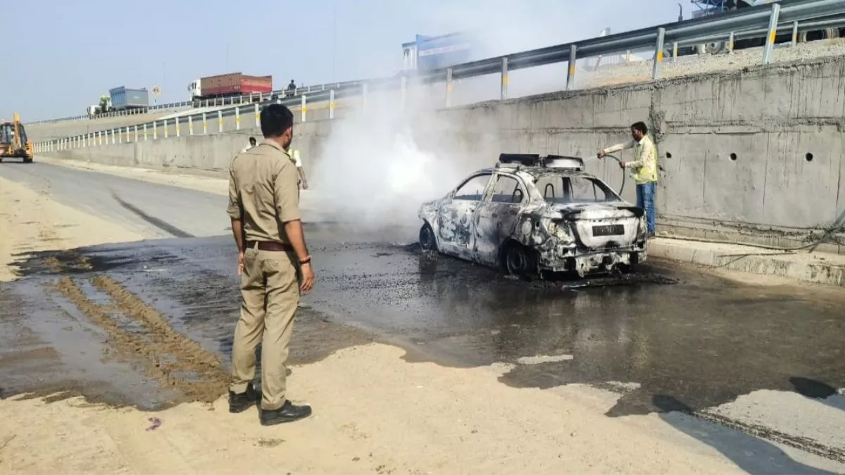 Auto Burst Loading ਚੱਲਦੀ ਕਾਰ ਅਚਾਨਕ ਬਣੀ ਅੱਗ ਦਾ ਗੋਲਾ, ਛਾਲ ਮਾਰ ਕੇ ਬਚਾਈ ਡਰਾਈਵਰ ਨੇ ਜਾਨ; ਮਚੀ ...